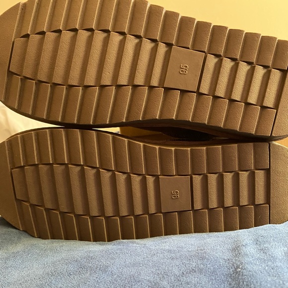 Cushionaire Tan Mini Boots Size 9.5 Suede Pull On Boot With Memory Foam. - Picture 4 of 8